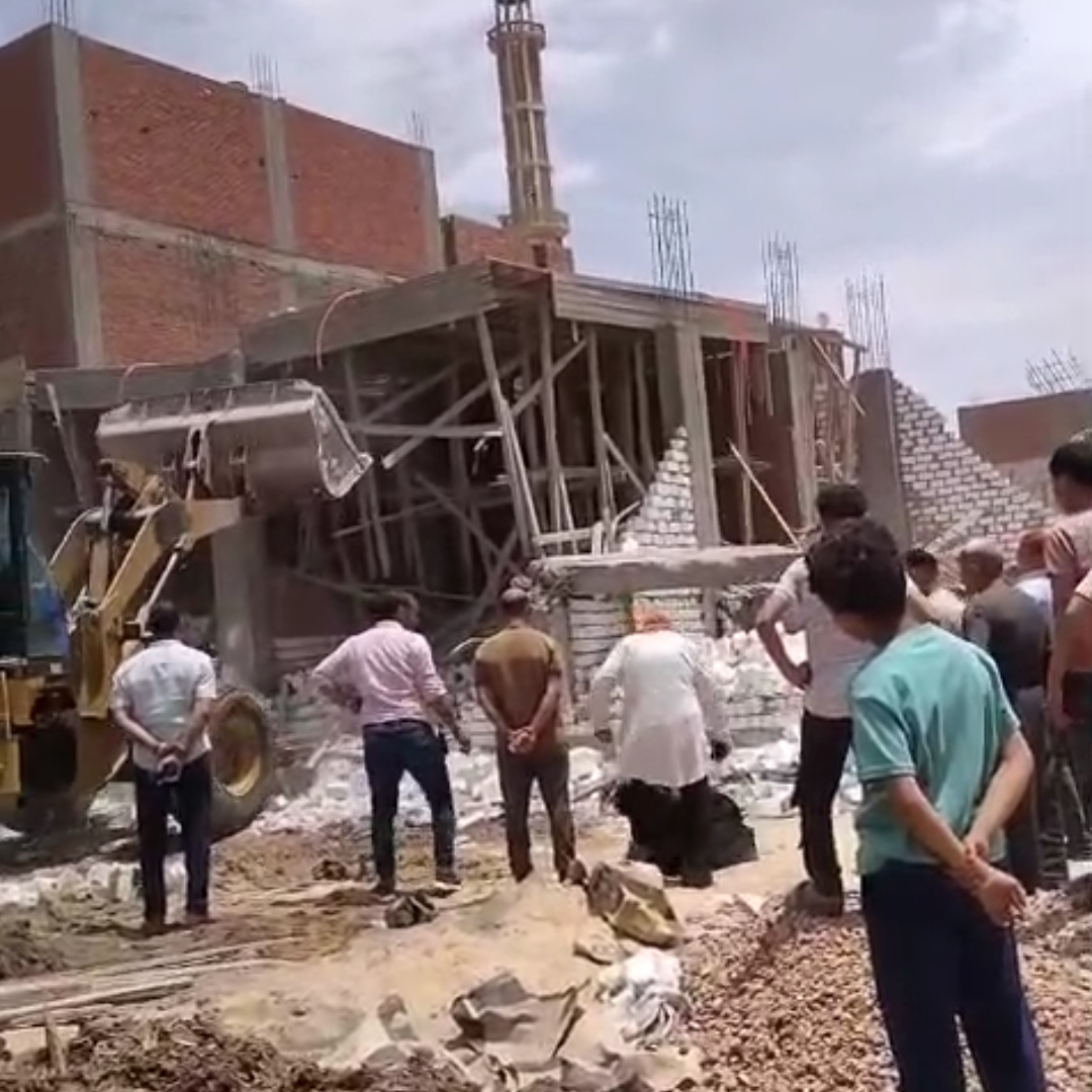مسنة تقبل قدم رئيسة مدينة في المنيا، فيتو