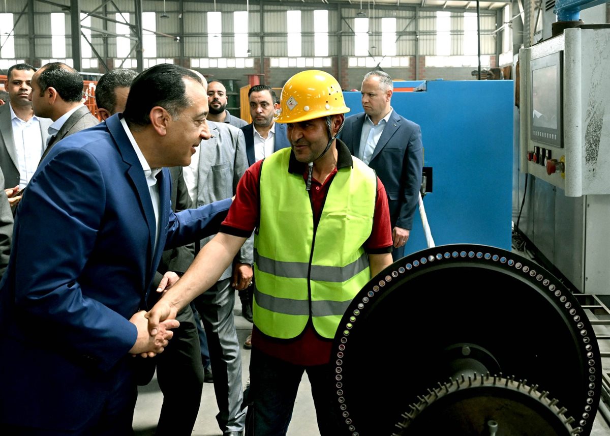 رئيس الوزراء يجري حوارا وديا مع أحد العمال&nbsp;