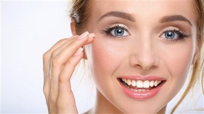 طرق طبيعية تخلصك من الخطوط حول العين