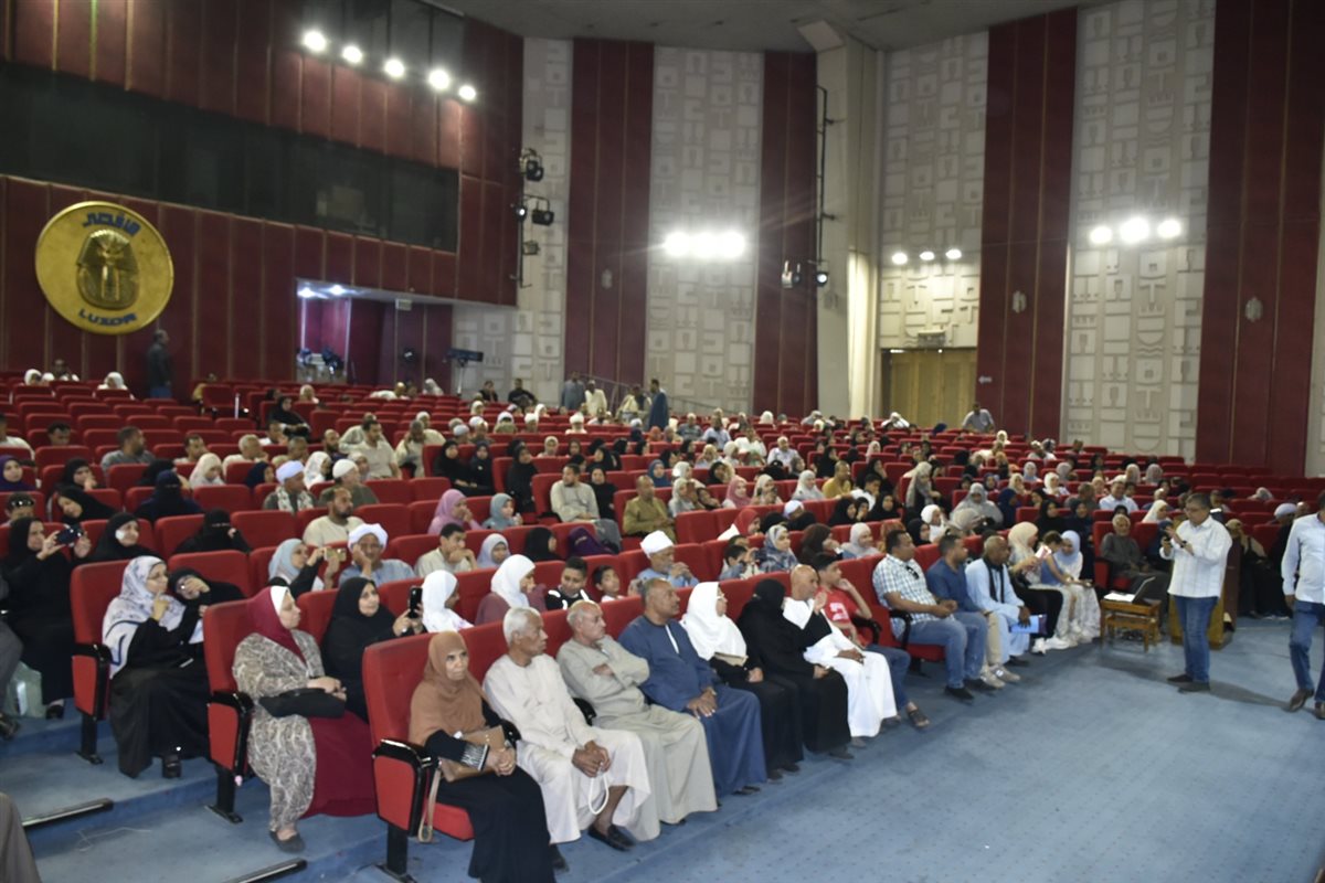 محافظ الأقصر يشهد تسليم جوازات سفر حجاج الجمعيات الأهلية&nbsp;