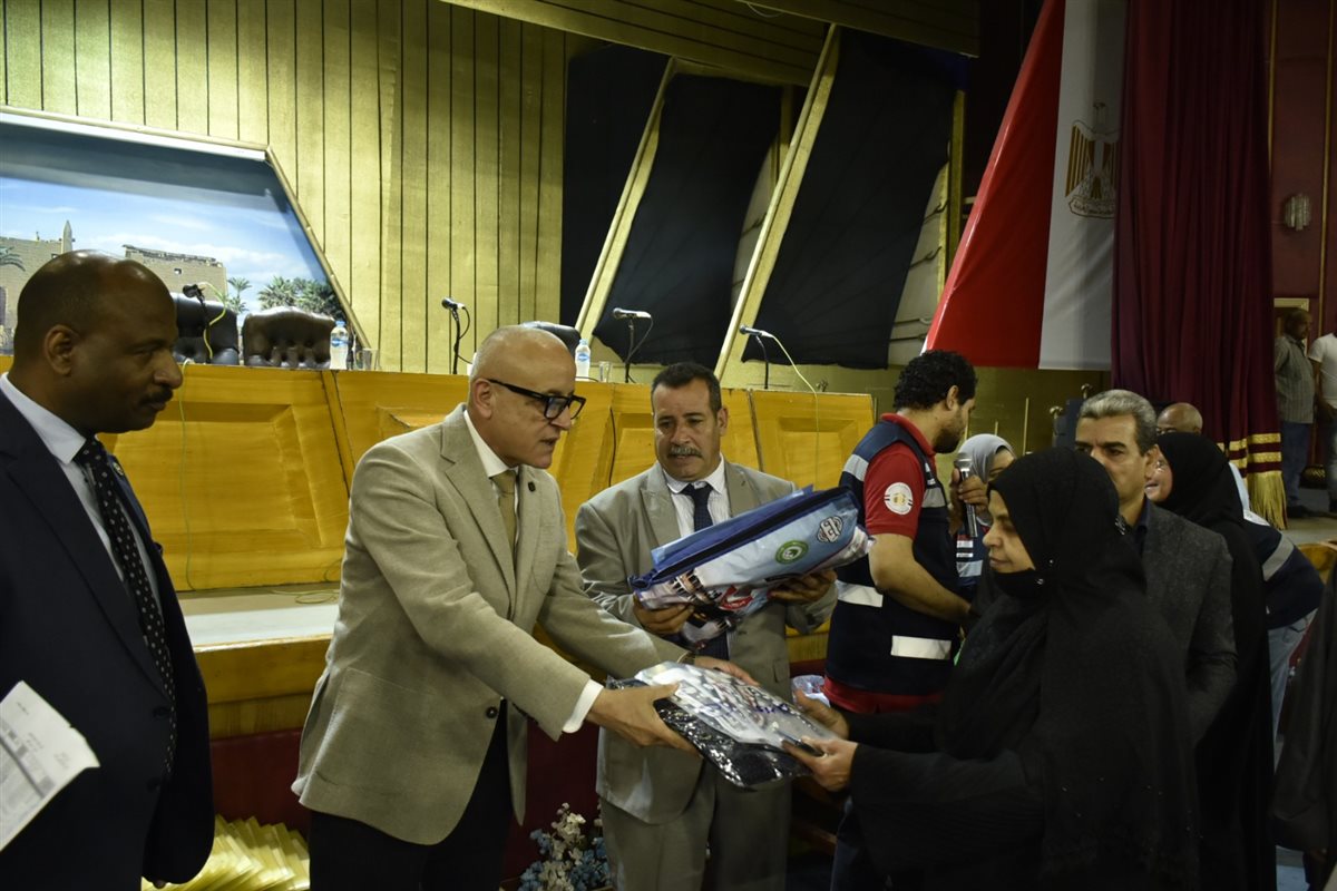 محافظ الأقصر يشهد تسليم جوازات سفر حجاج الجمعيات الأهلية&nbsp;