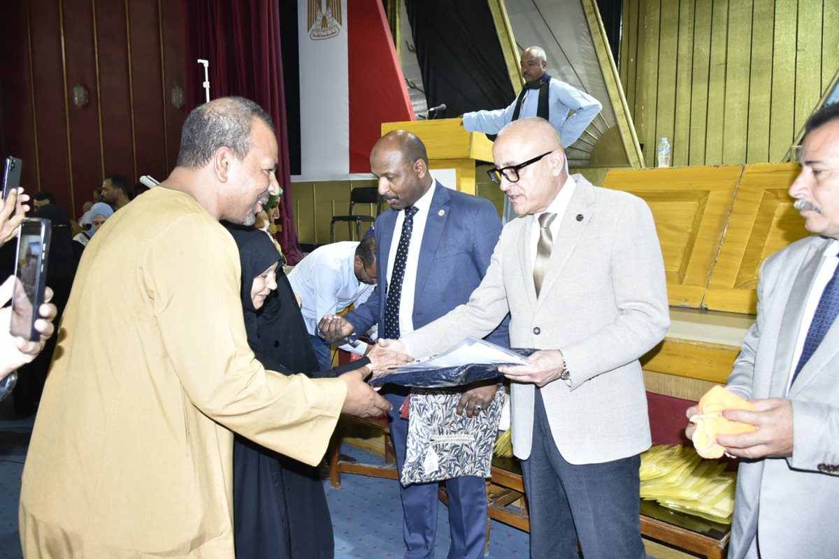 محافظ الأقصر يشهد تسليم جوازات سفر حجاج الجمعيات الأهلية&nbsp;