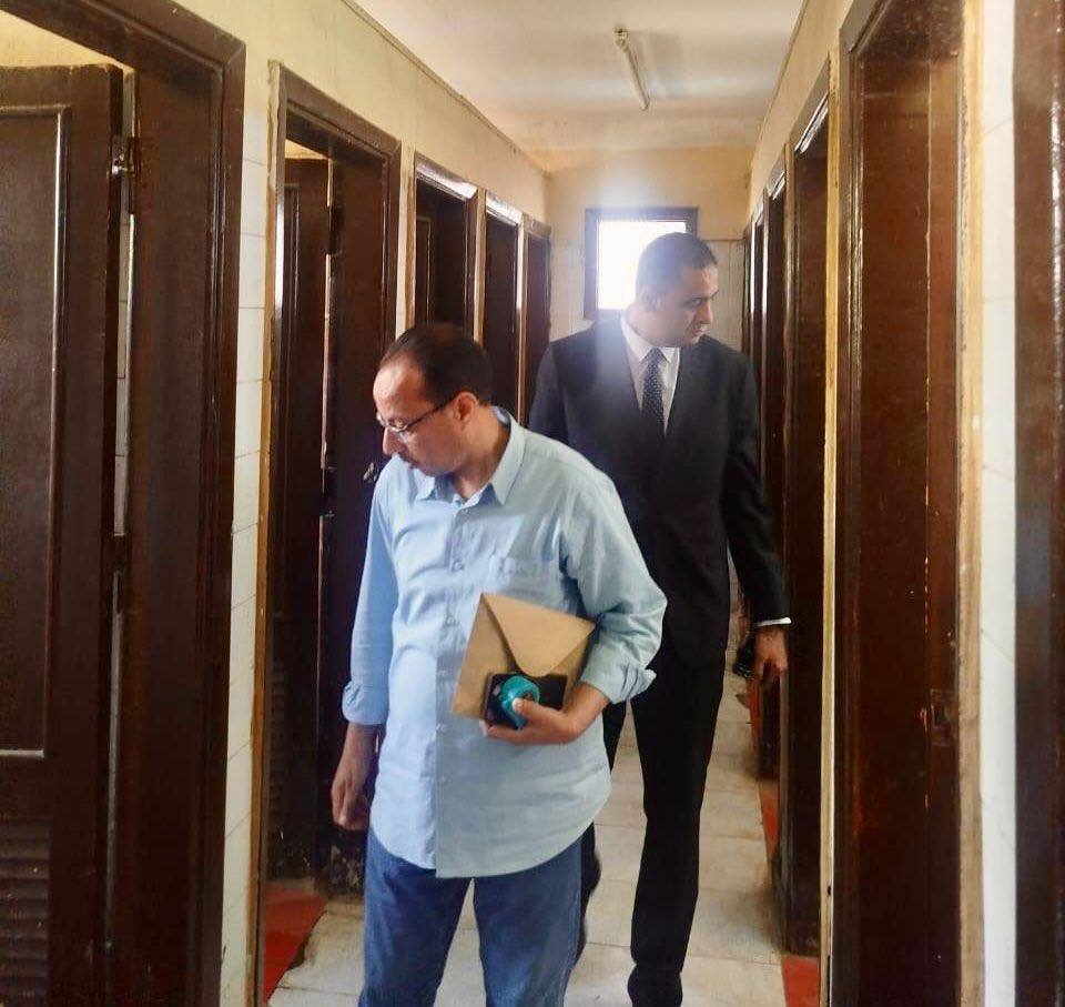 فريق النيابة الإدارية يعاين حمامات المدرسة&nbsp;