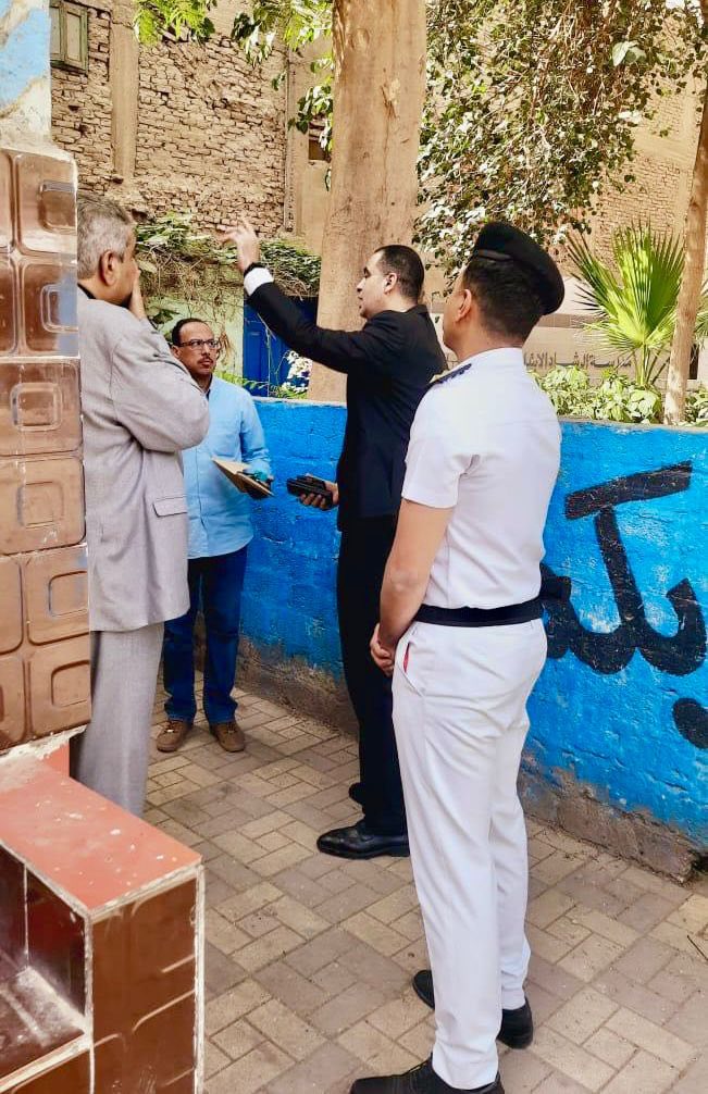 فريق النيابة أثناء معاينة المدرسة&nbsp;