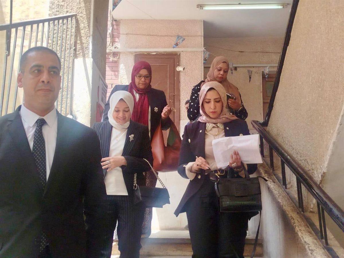 أثناء انتهاء أعضاء النيابة الإدارية من معاينة المدرسة&nbsp;