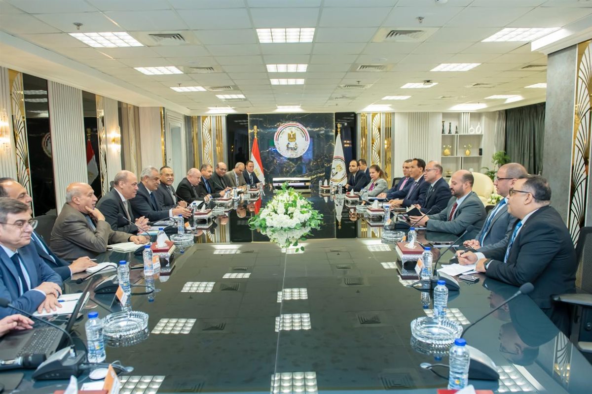 وزيرا الإنتاج الحربي والاستثمار يبحثان جهود جذب الاستثمارات وتعزيز التصنيع المحلي