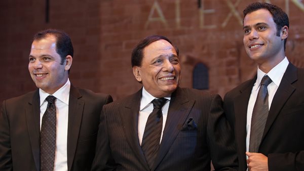 عادل امام وسط ابنائه رامى ومحمد إمام