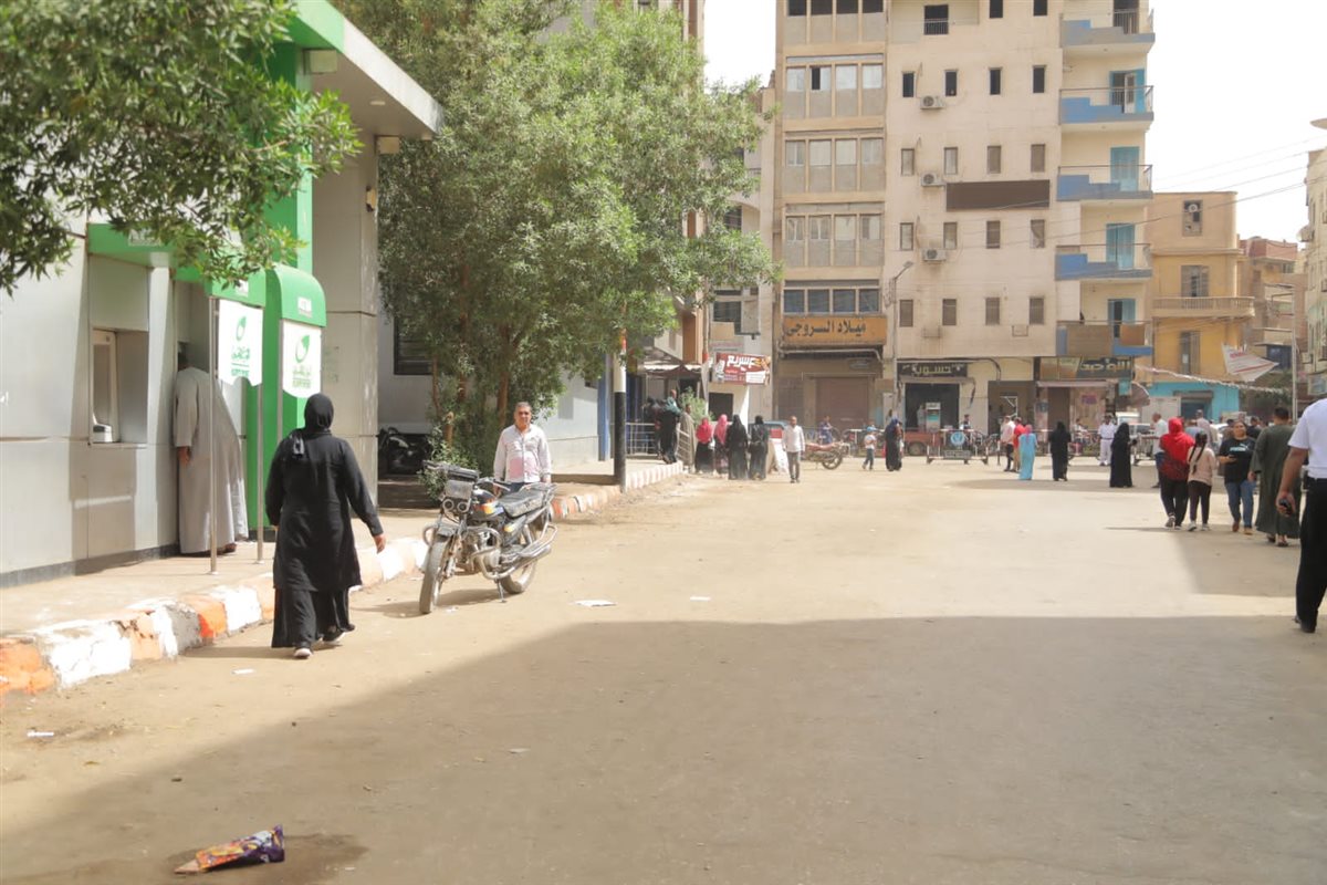 محافظ قنا يتفقد السوق الحضاري بنجع حمادي