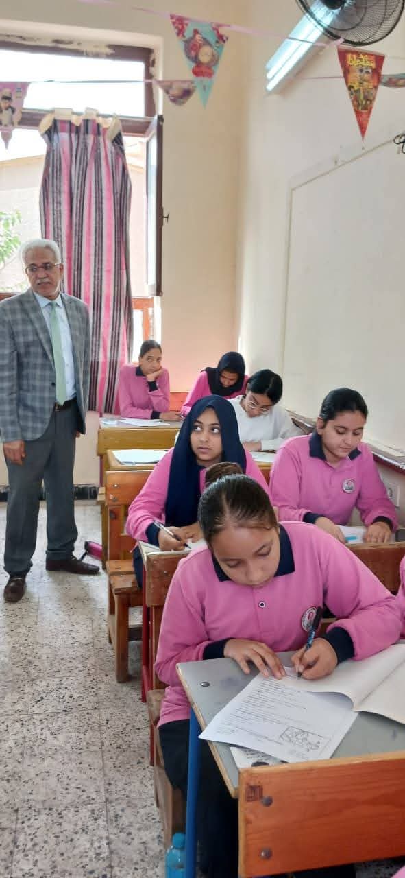 جانب من حولة وكيل الوزارة بالمدرسة، فيتو