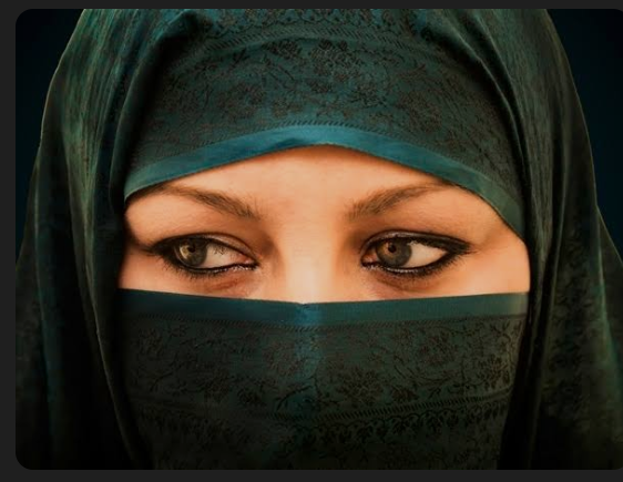 يحرم تغطية وجه المرأة في الإحرام، فيتو