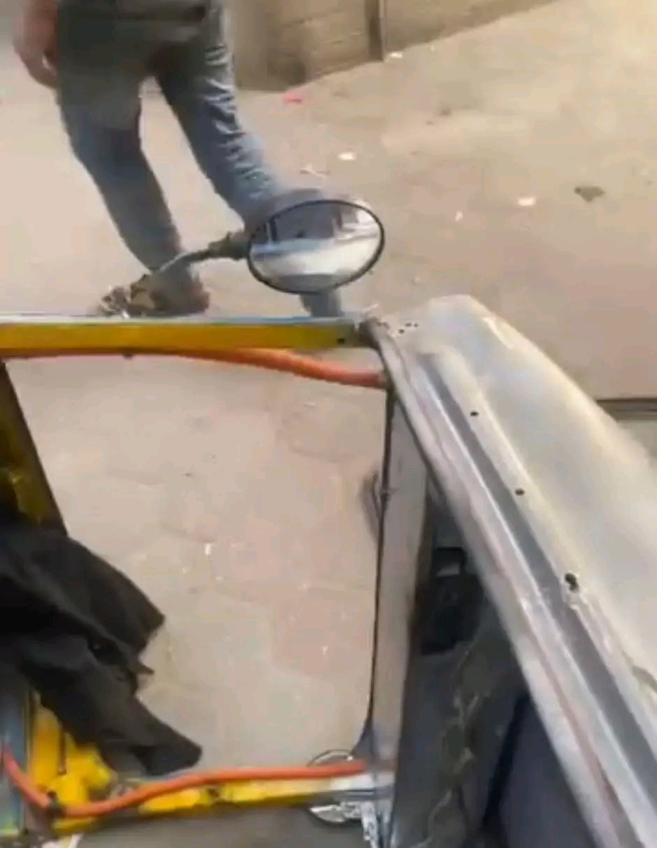 مشادة داخل توك توك تنتهي بتصرف خطير يثير الجدل في شوارع الشرقية،فيتو
