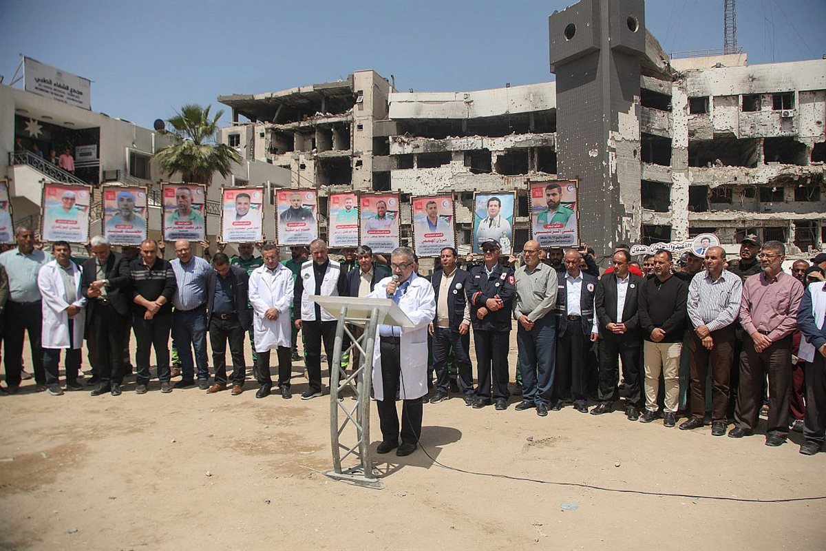 طواقم طبية فلسطينية خلال احتجاج على نقص الإمدادات والأجهزة الطبية في قطاع غزة جراء الحصار الإسرائيلي