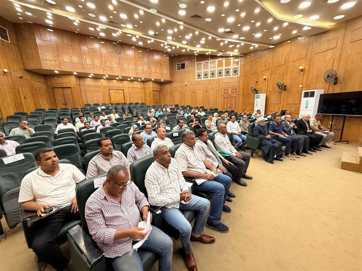 احتماع &nbsp;محافظ قنا مع القيادات التنفيذية بالمحافظة