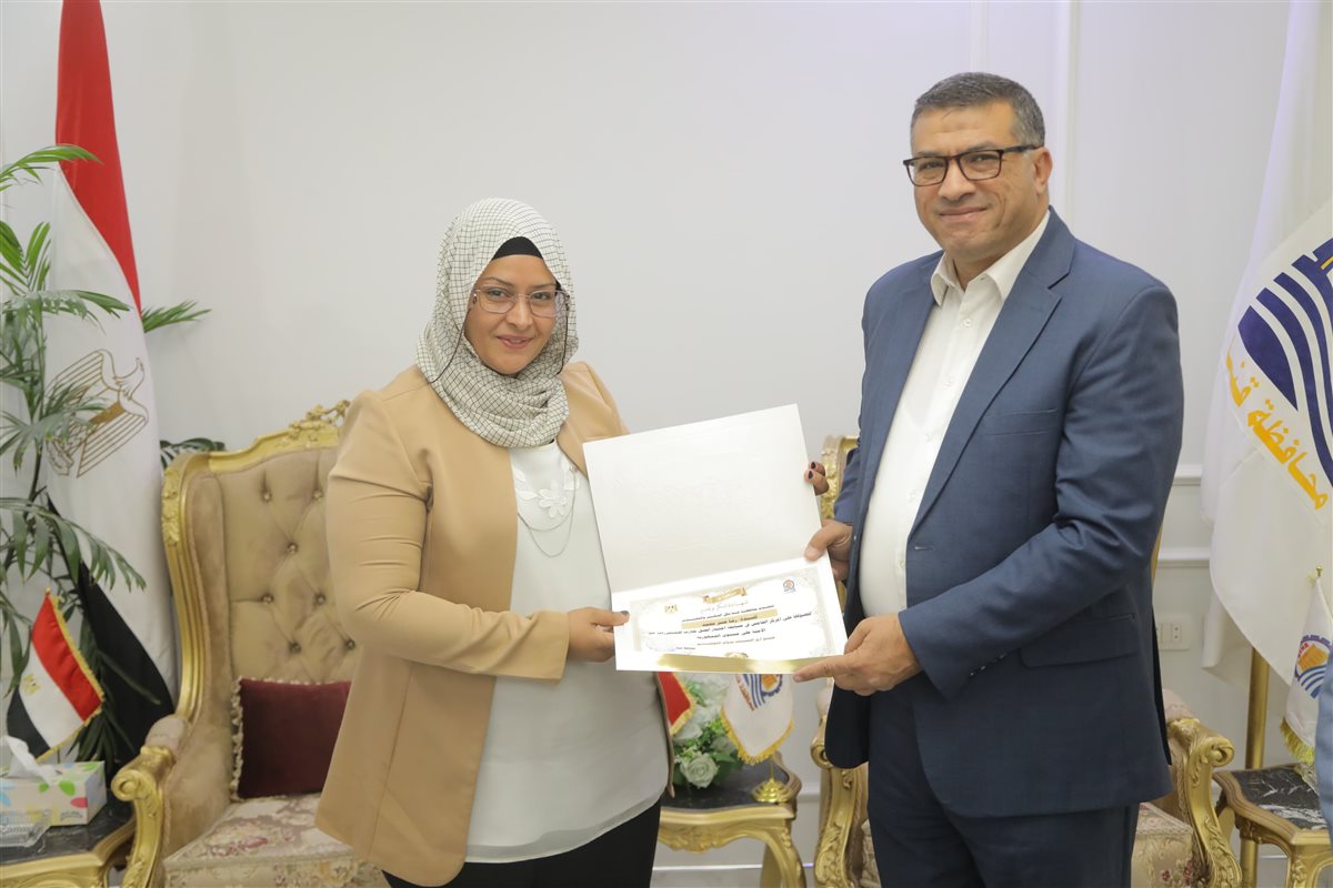 محافظ قنا يكرم سيدتين حصلتا على المراكز الأولى كأفضل تجارب للمتحررات من الأمية