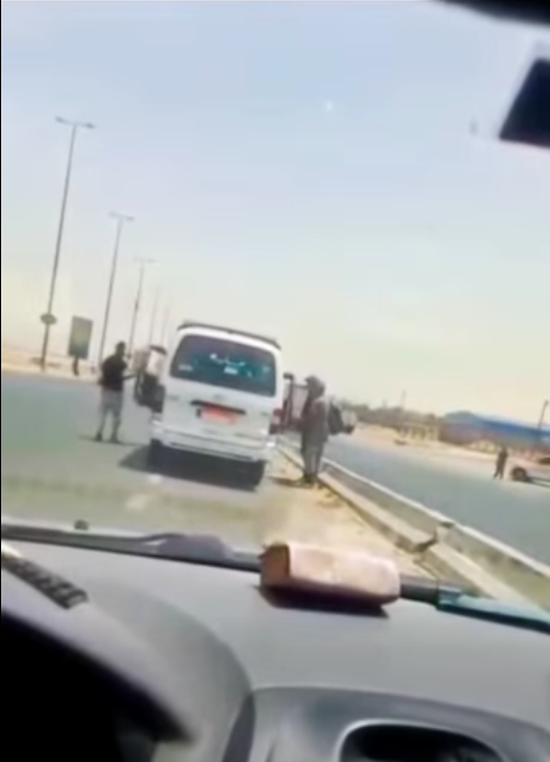 سائق ميكروباص يعتدي بالضرب عى مُسن، فيتو