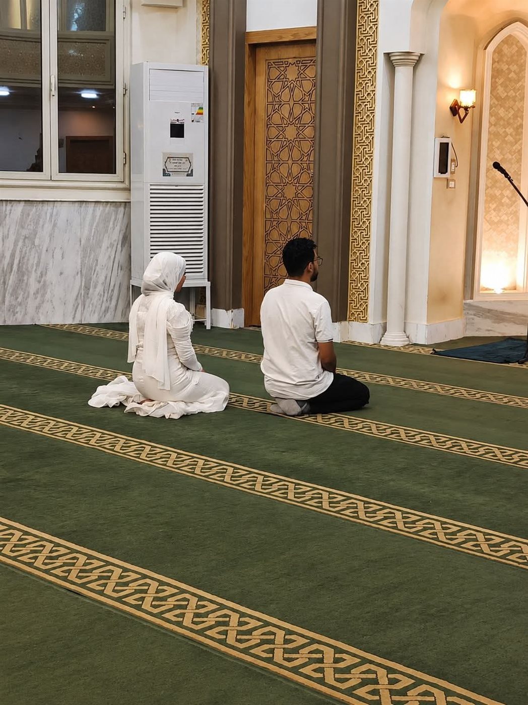 صورة عروسين داخل مسجد ببني مزار تتحول لحديث السوشيال ميديا،فيتو&nbsp;