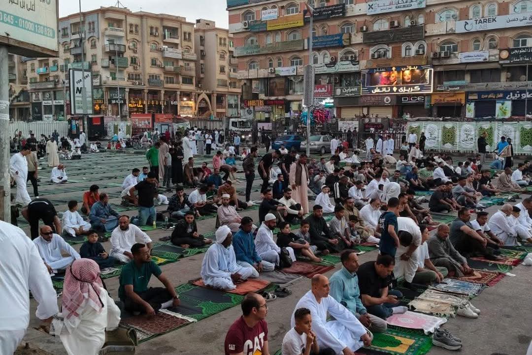 المصلون يرسمون لوحة إيمانية مبهرة في صلاة عيد الأضحى بمسجد الحصري، فيتو