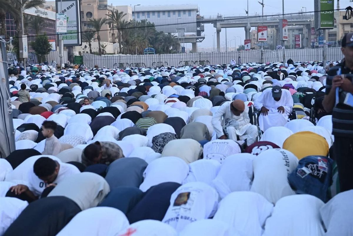 المصلون يرسمون لوحة إيمانية مبهرة في صلاة عيد الأضحى بمسجد الحصري، فيتو