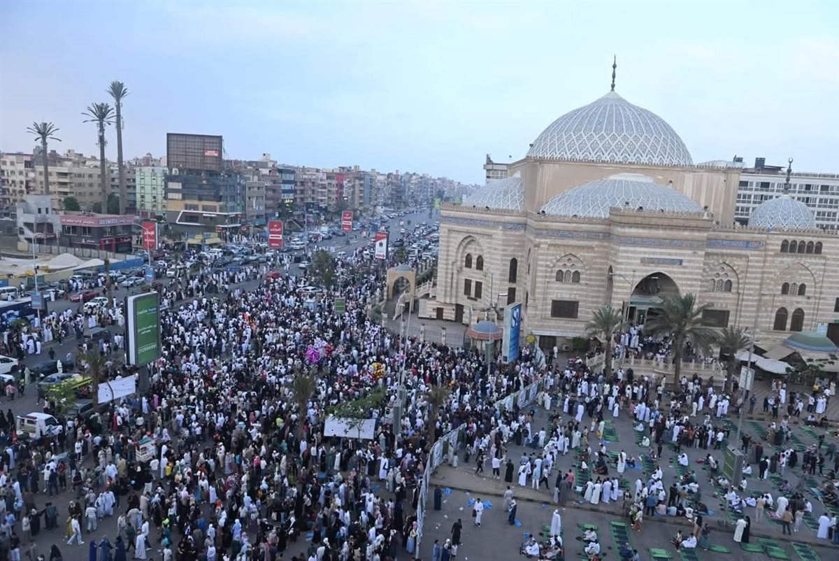 المصلون يرسمون لوحة إيمانية مبهرة في صلاة عيد الأضحى بمسجد الحصري، فيتو