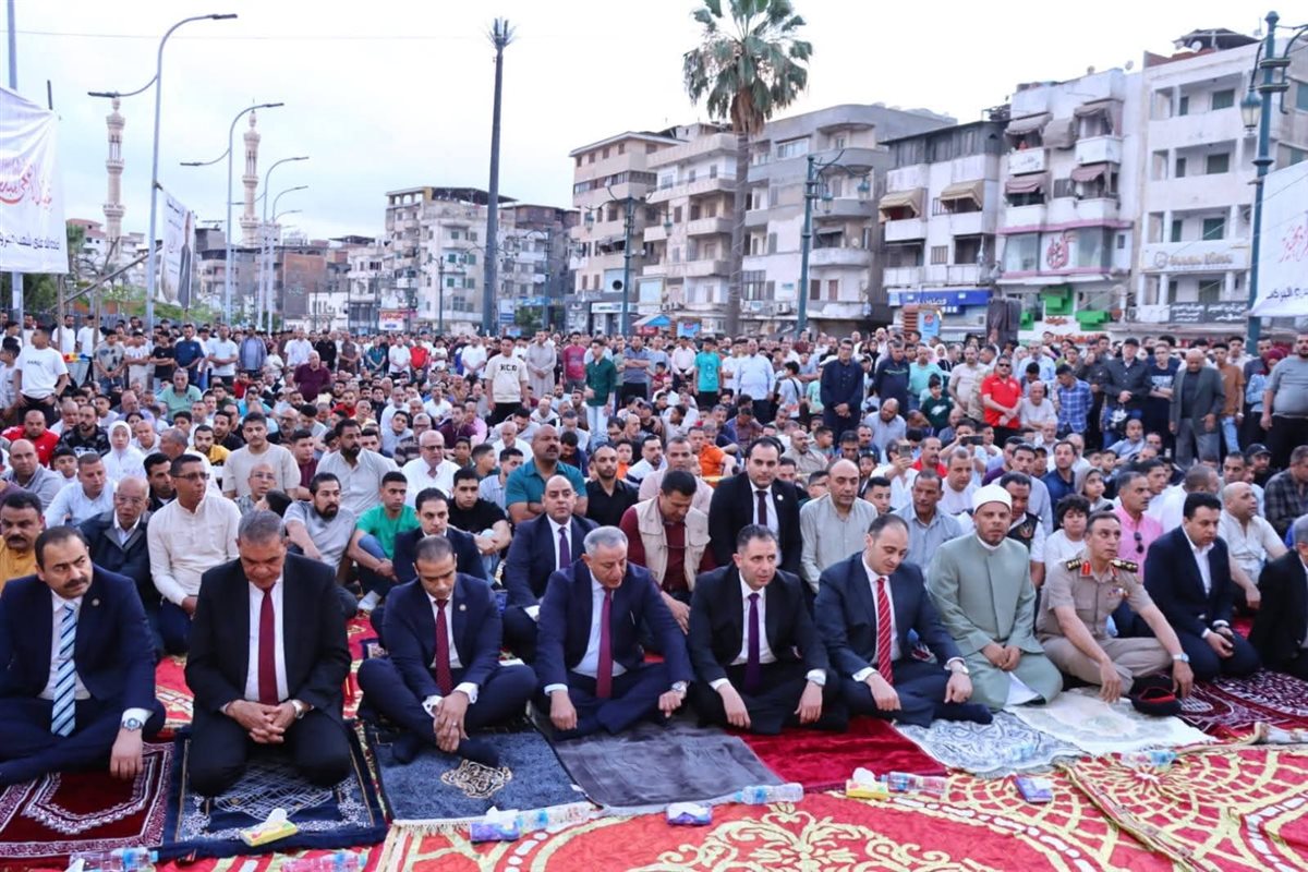 محافظ دمياط يؤدي صلاة عيد الأضحى في ميدان الساعة وسط حشود المواطنين
