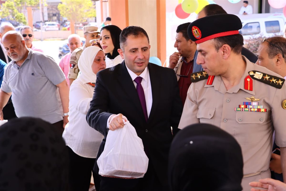 محافظ دمياط يشهد توزيع لحوم عيد الأضحى