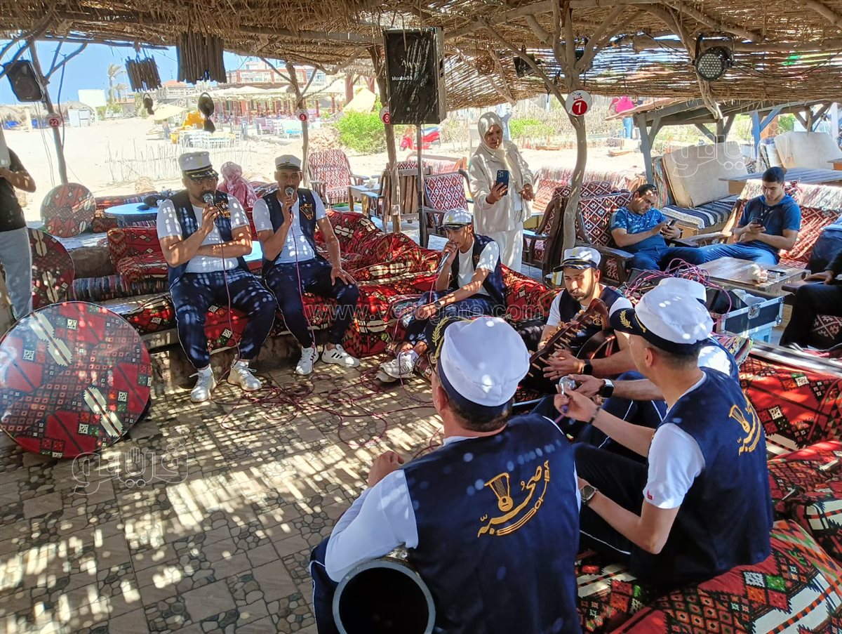 فرق السمسمية تغنى على شاطىء بورسعيد في عيد الأضحى المبارك