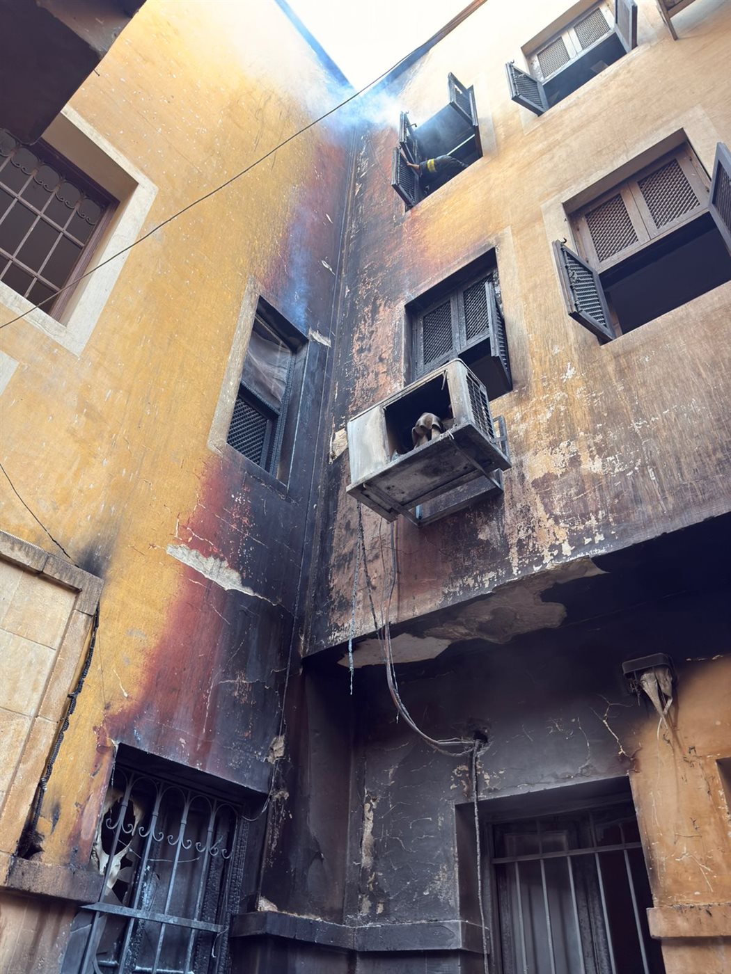 حريق عقار بالدرب الأحمر