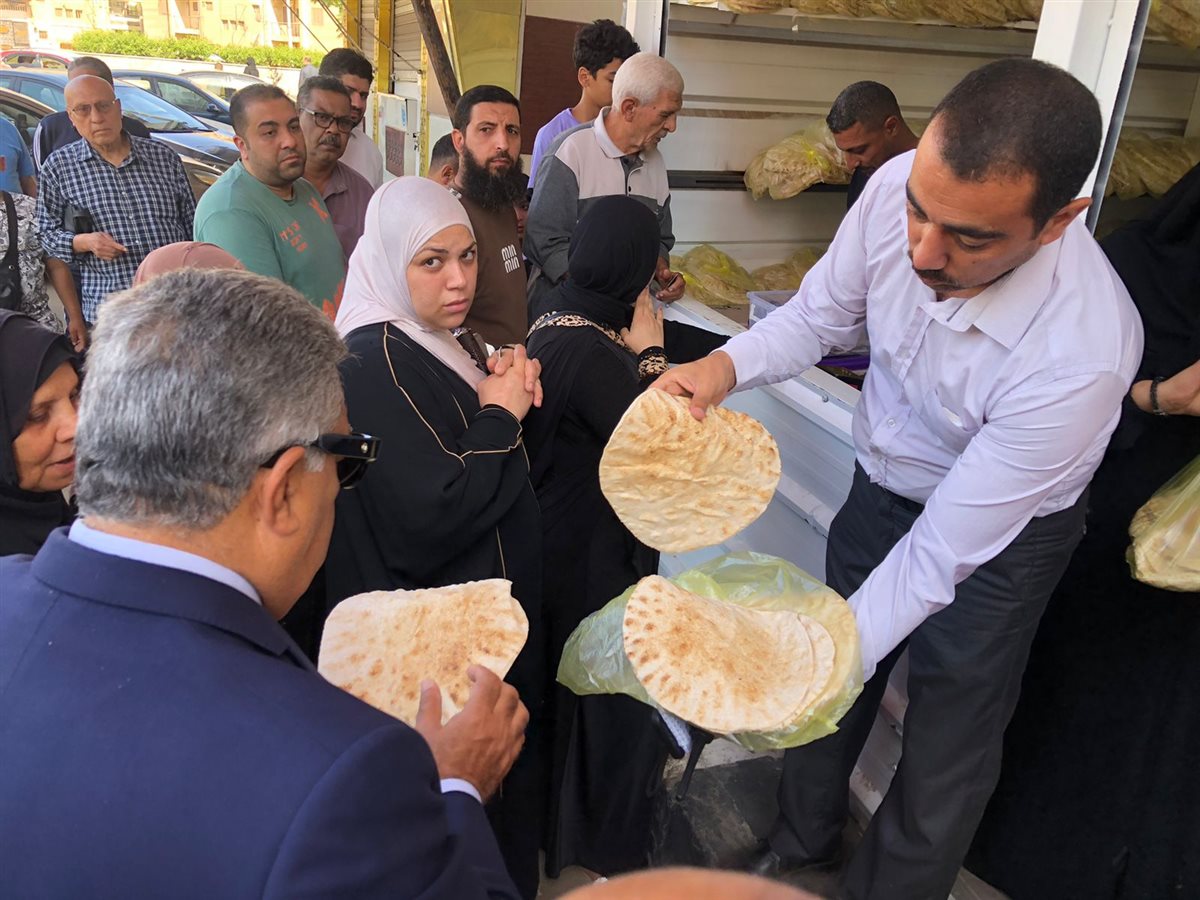 محافظ الدقهلية يتابع انتظام العمل بمنافذ الخبز المدعم بالمنصورة