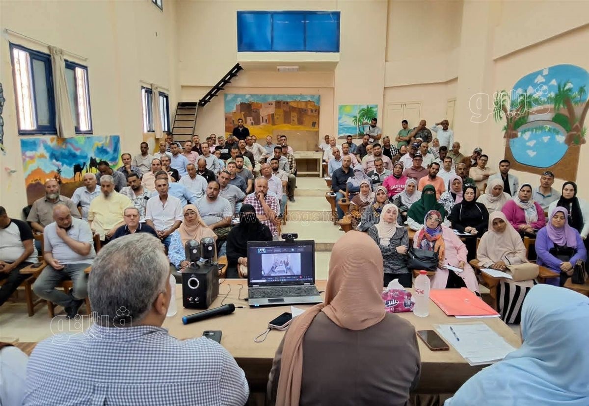مدير تعليم مطروح تبحث مع رؤساء لجان الشهادة الإعدادية الاستعدادات النهائية للامتحانات