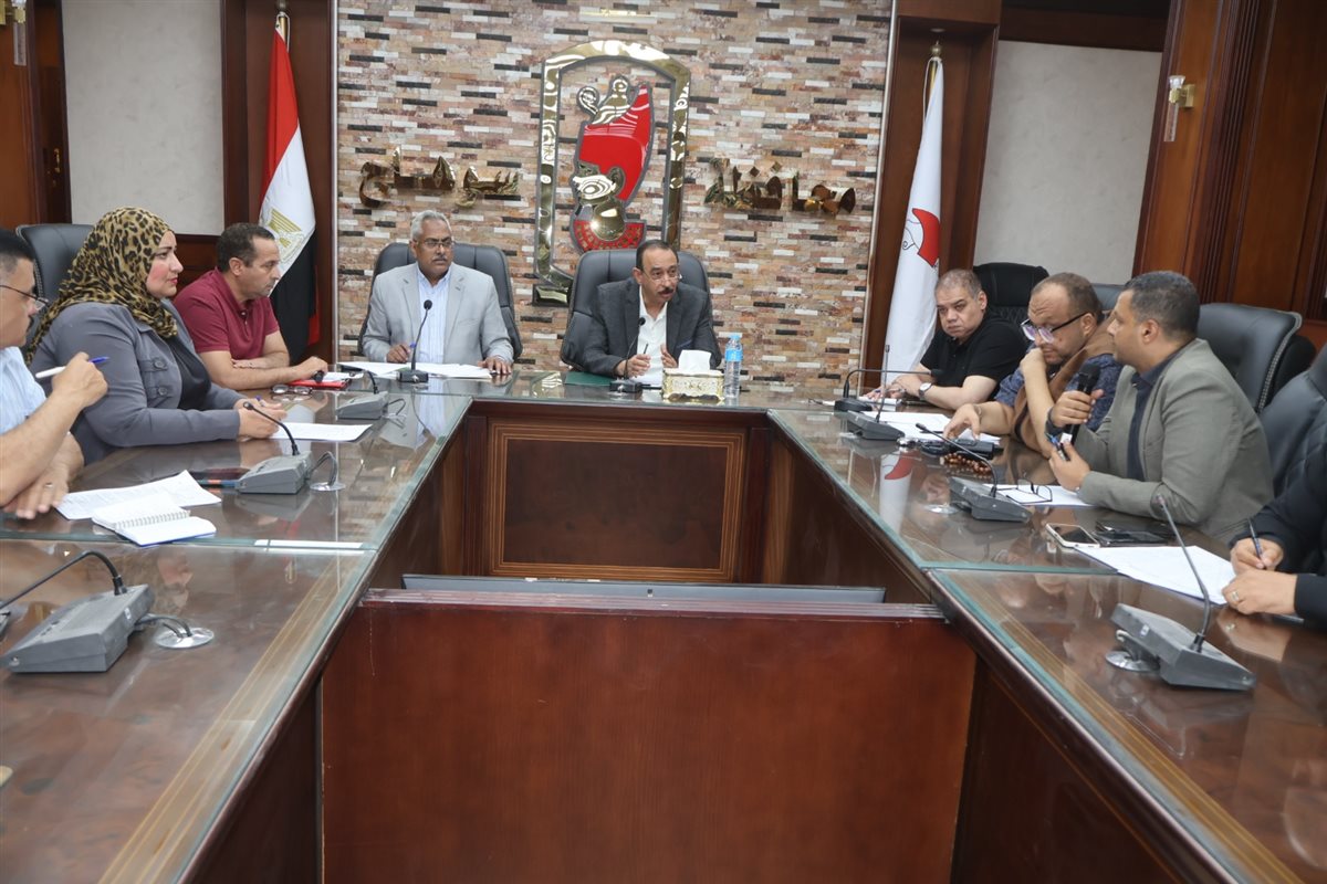 محافظ سوهاج يناقش استعدادات المرحلتين الثانية والثالثة من مبادرة حياة كريمة&nbsp;
