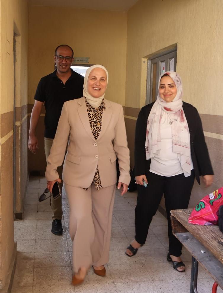 مديرة تعليم القاهرة خلال جولتها لمتابعة انتظام اللجان