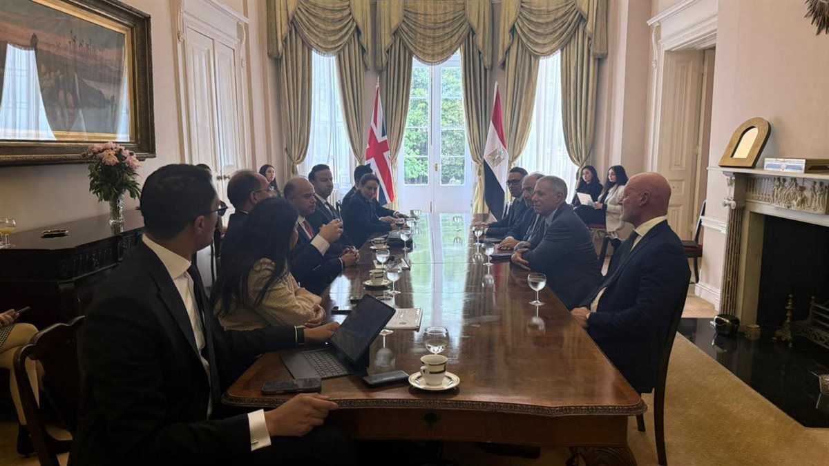 لقاء وزير المالية مع جورج الحيدري الرئيس التنفيذي لبنك «<a href=