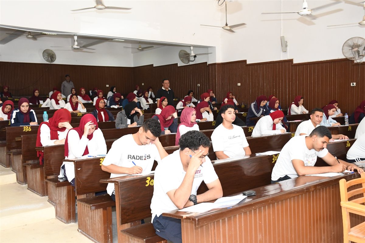 جولة رئيس الجامعة بكلية العلوم الرياضية، فيتو