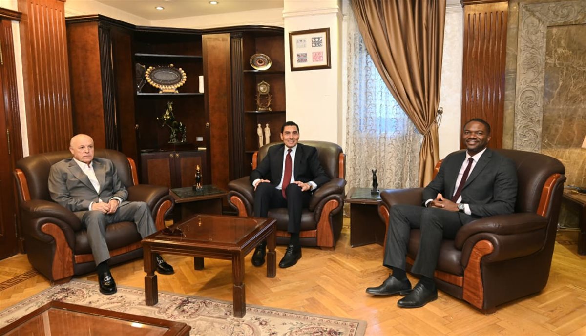 لقاء وزير الرياضة مع أمين الكاف بحضور أبو ريدة