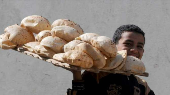المصريون يرفضون استبدال العيش بالفراخ في التموين، فيتو
