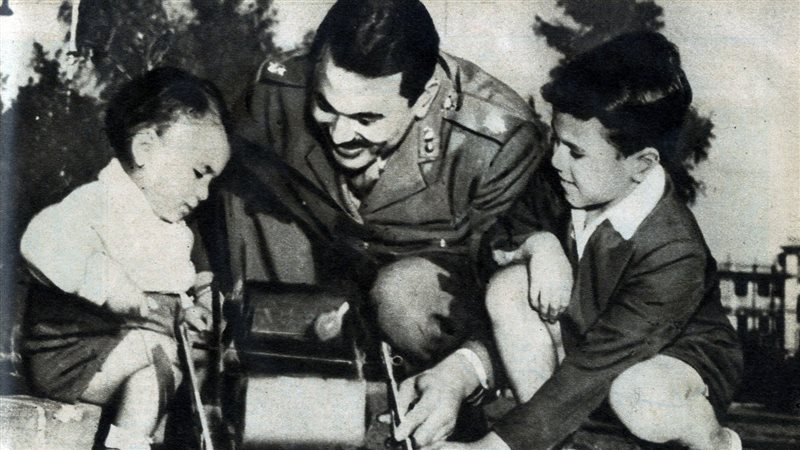 كمال الدين حسين وسط ابنائه&nbsp;