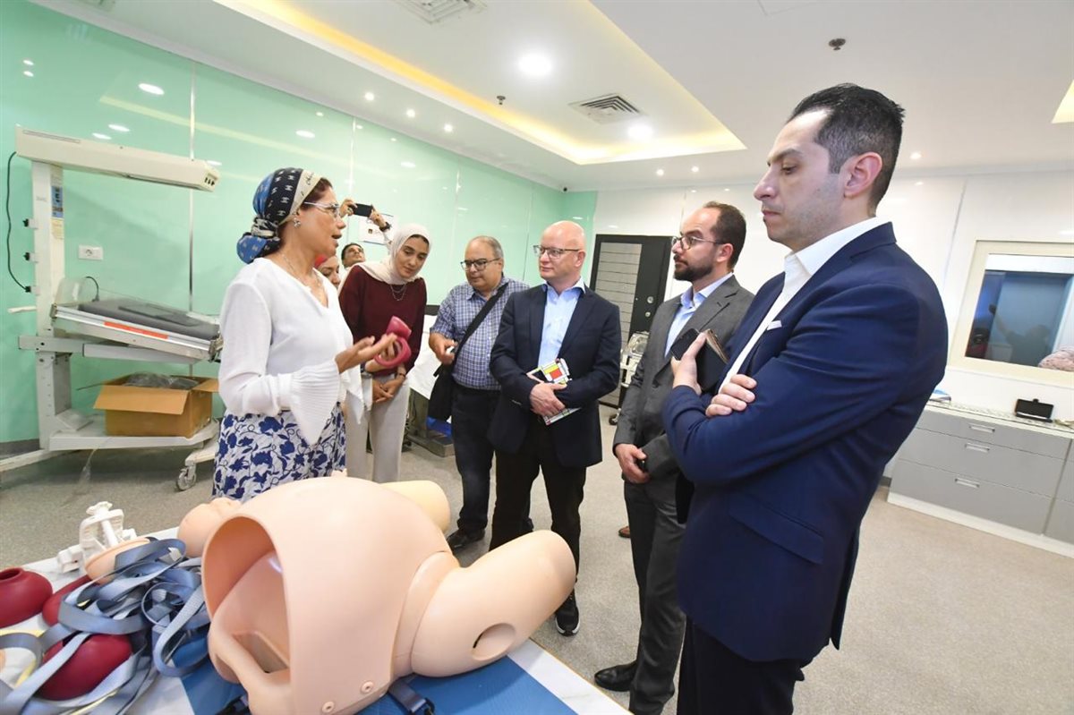 عميد قصر العيني يستقبل وفدا هولنديا لبحث تطوير منظومة التدريب الطبي الرقمي