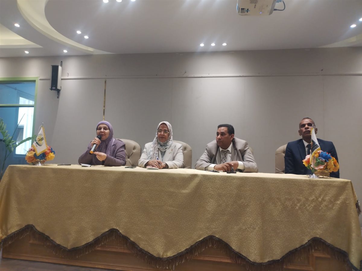 شباب جامعة قنا يستعرضون أفكارًا ضمن مبادرة المشروعات الخضراء