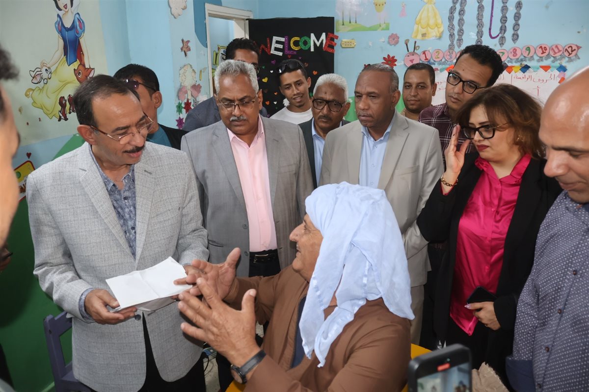 محافظ سوهاج يتفقد قافلة تركيب الأطراف الصناعية