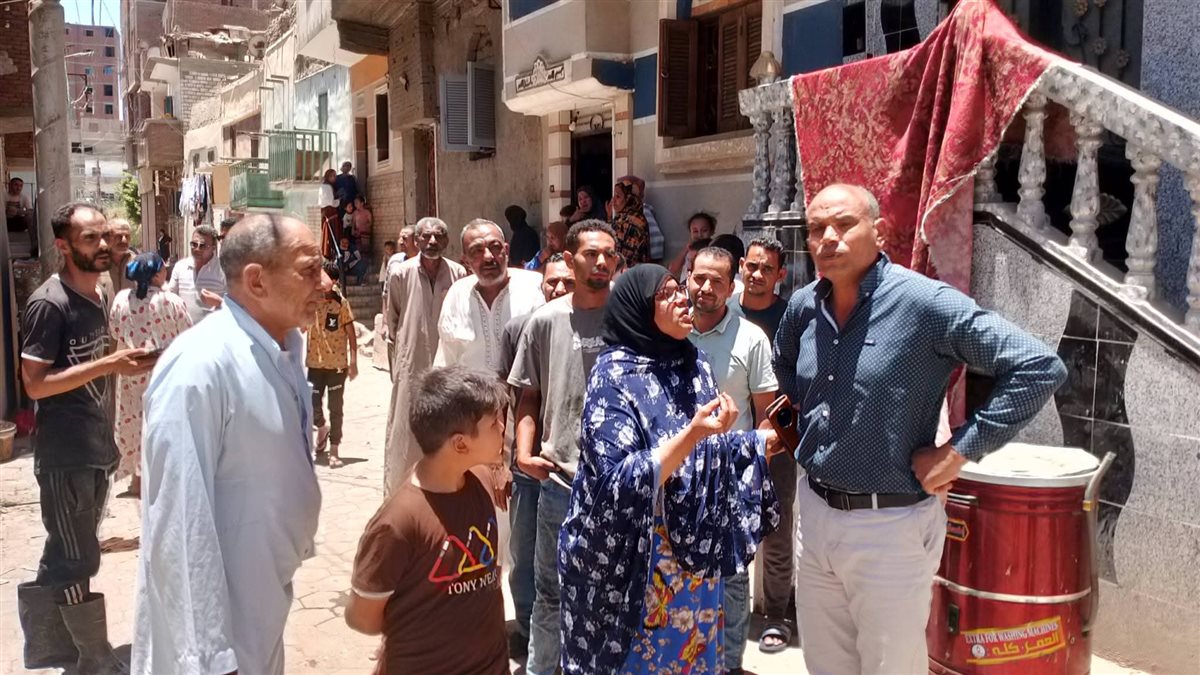 إخلاء عقار متصدع من السكان في المنيا