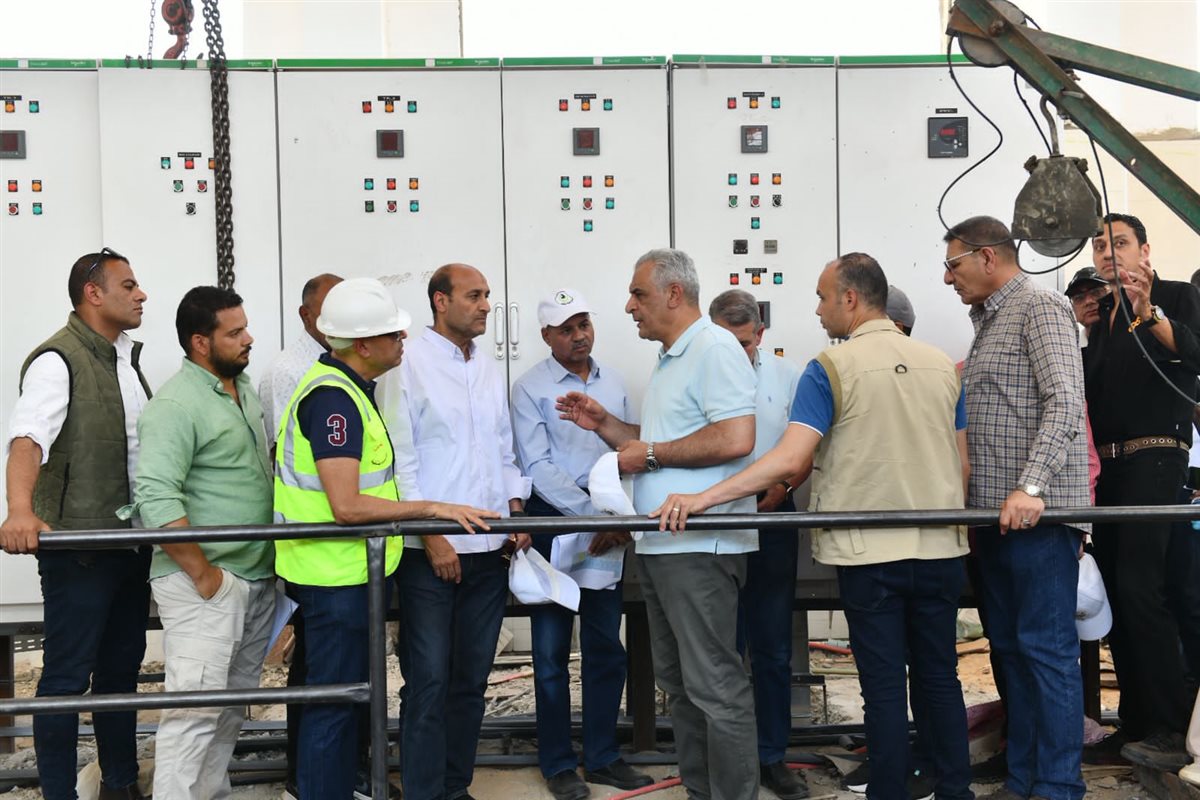 وزير الانتاج الحربي يتفقد مشروعات حياة كريمة بأسيوط