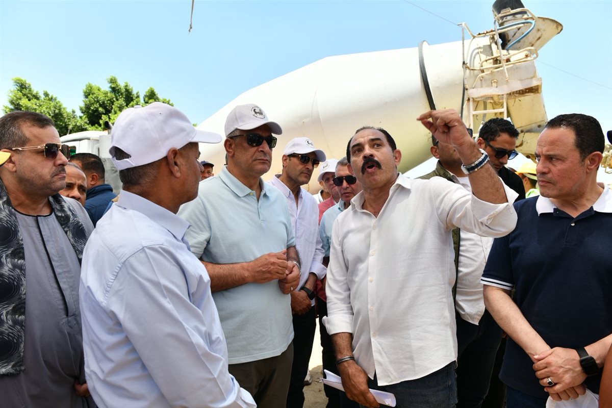 وزير الانتاج الحربي يتفقد مشروعات حياة كريمة بأسيوط