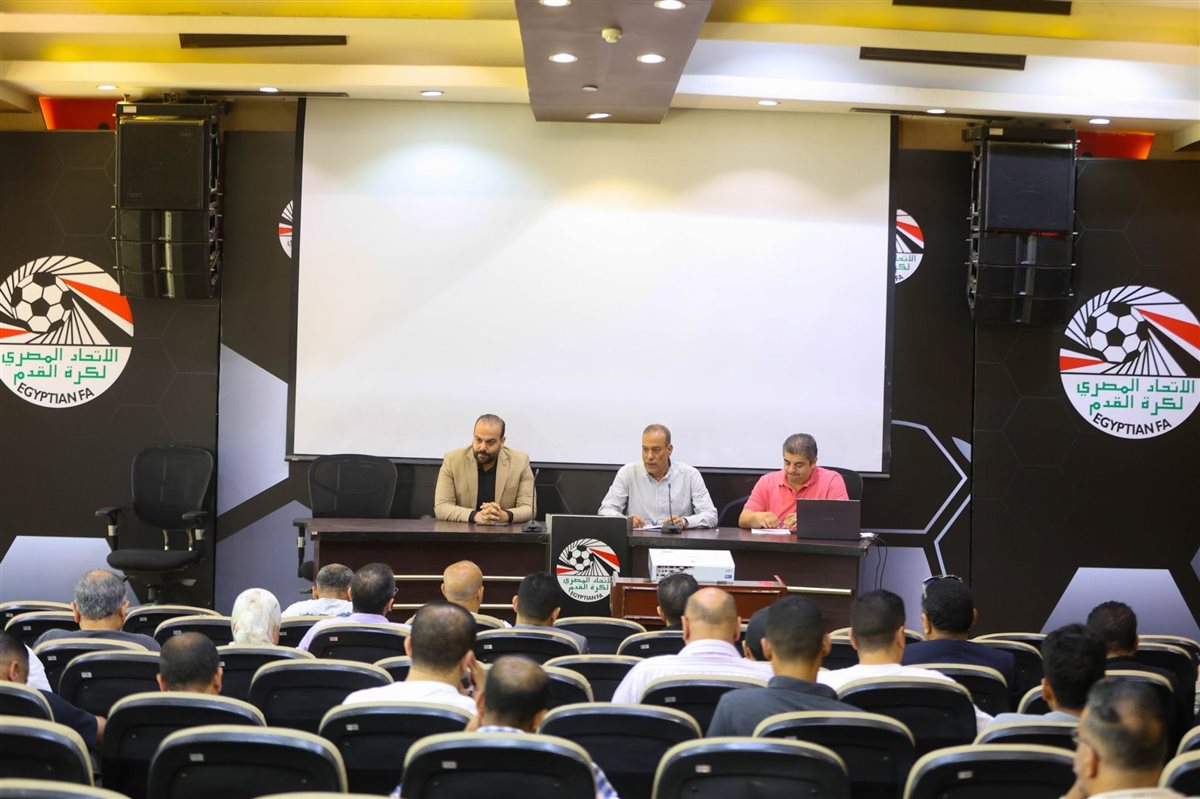 مصطفى عزام يجتمع مع مندوبي المناطق&nbsp;