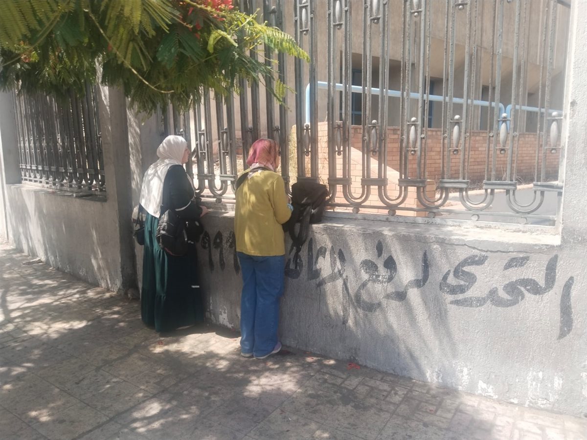 أولياء أمور طلاب الثانوية العامة ينتظرون ابنائهم في محيط لجان الامتحانات بالإسكندرية