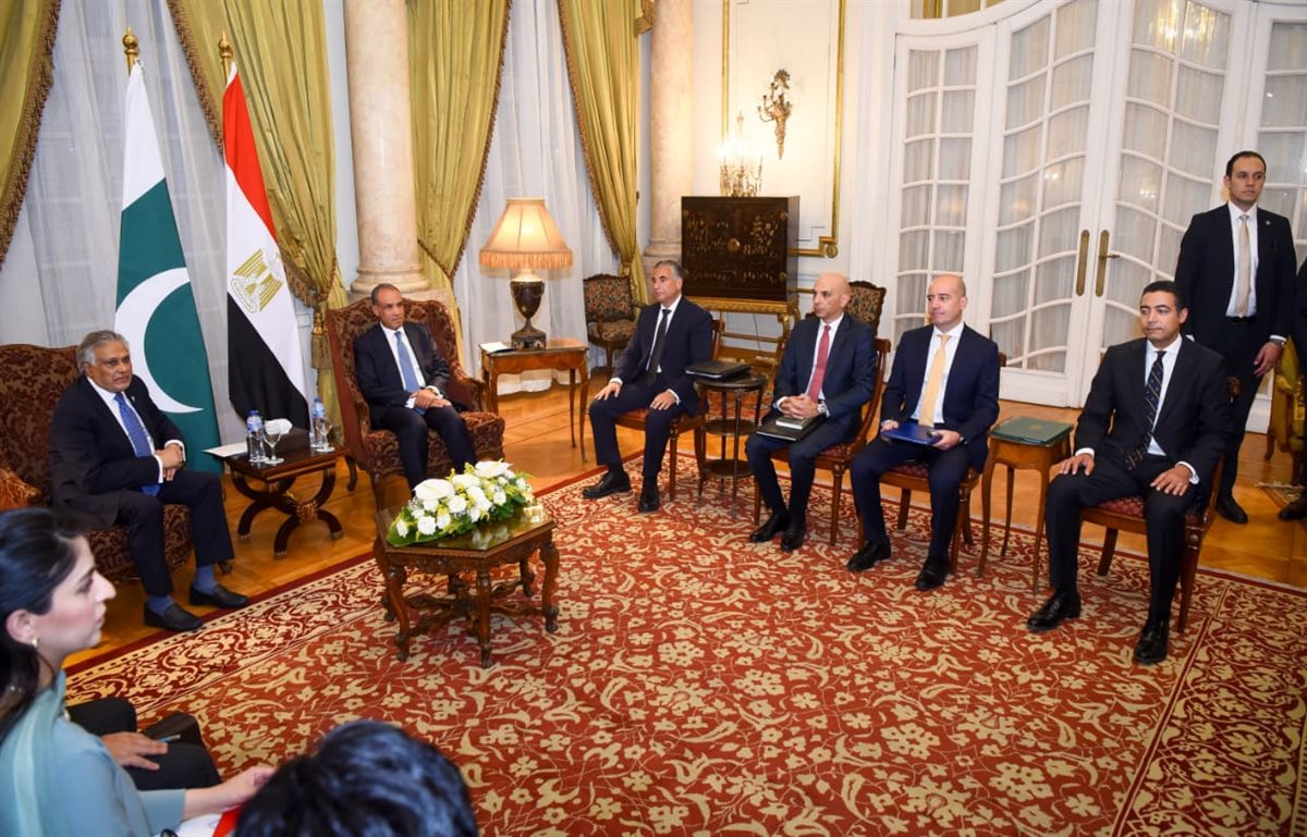لقاء وزير الخارجية مع نظيره الباكستاني