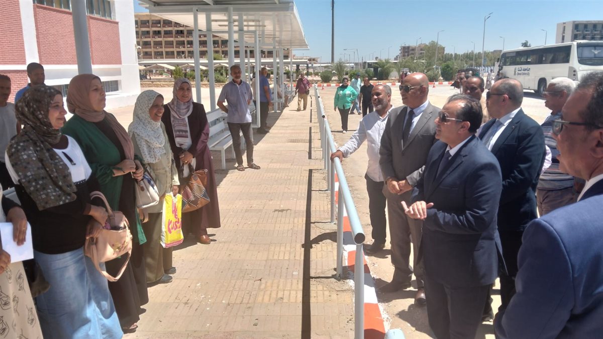 رئيس جامعة قنا يفتتح موقف الأتوبيسات الجديد للعاملين