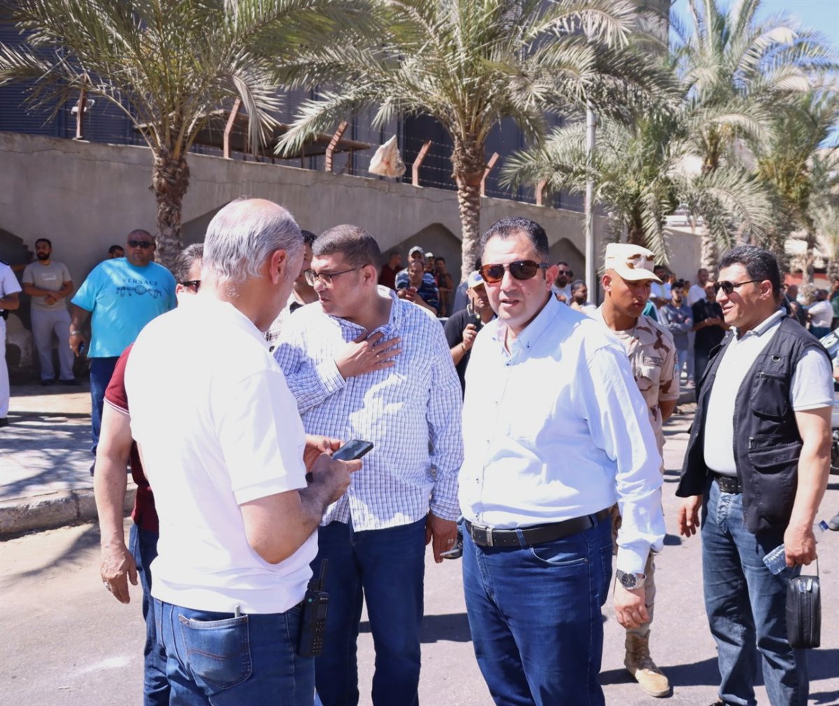 محافظ دمياط يتابع ميدانيا جهود قوات الحماية المدنية في محاصرة النيران بالمنطقة الصناعية