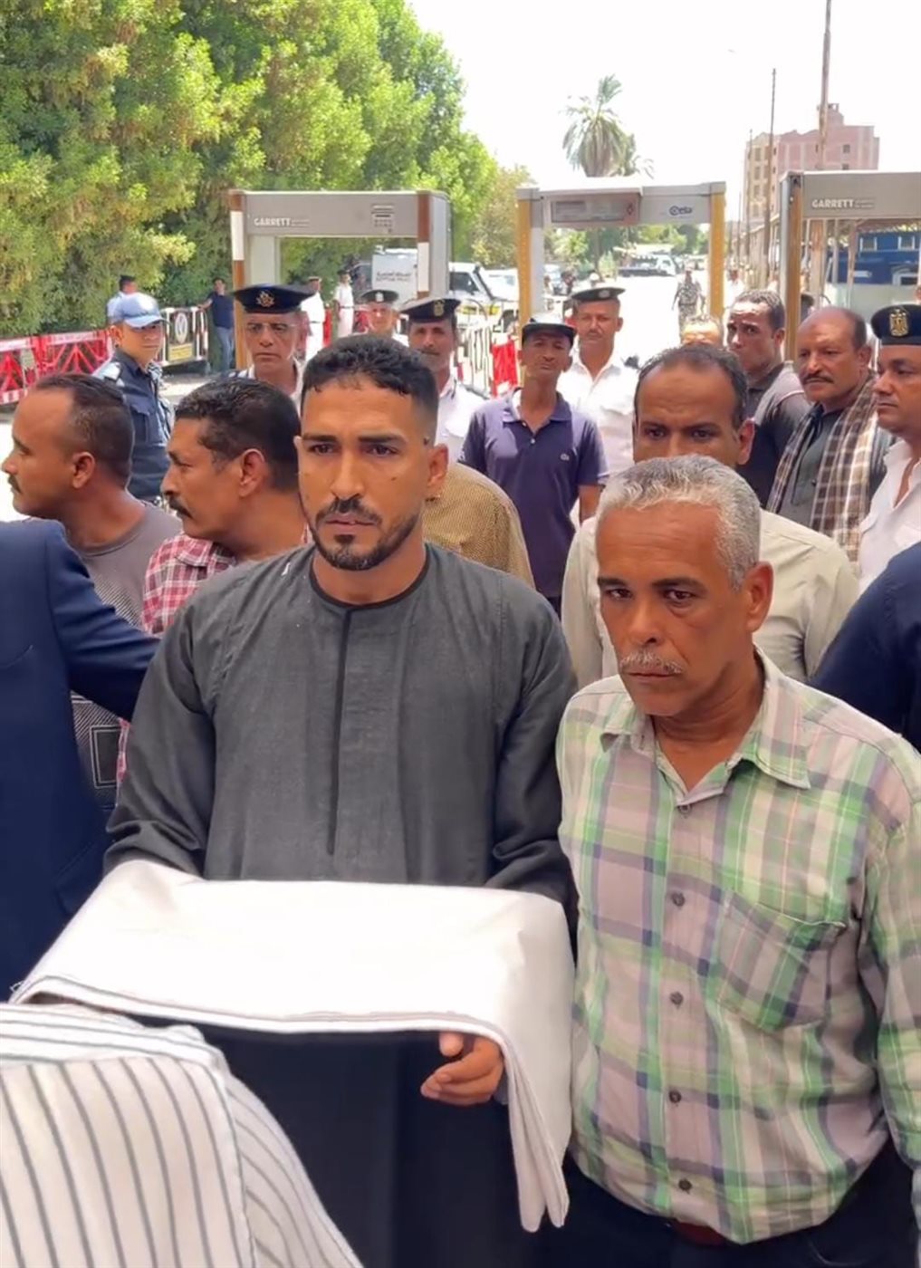 الكفن ينهي خصومة ثأرية بين عائلتين في قنا