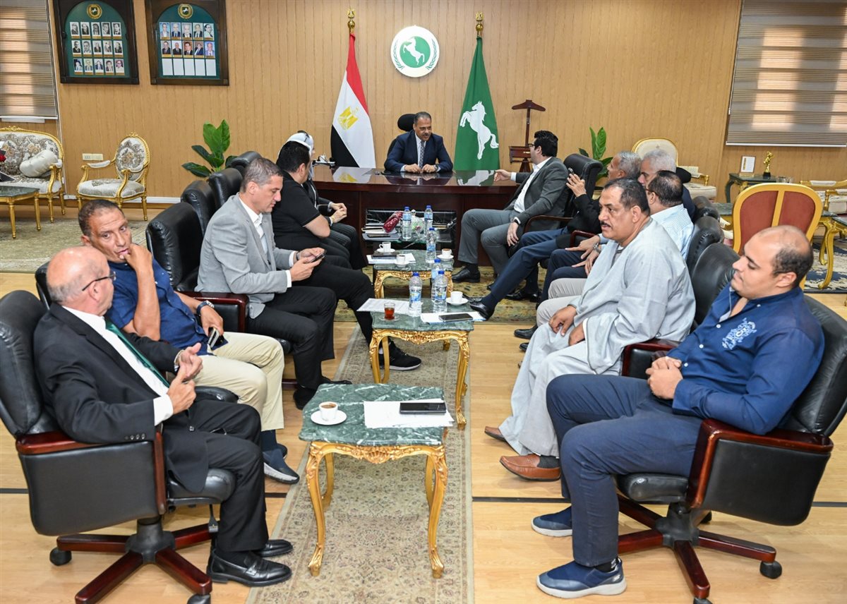 محافظ الشرقية يلتقى بعدد &nbsp;من اعضاء مجلسى الشيوخ والنواب&nbsp;