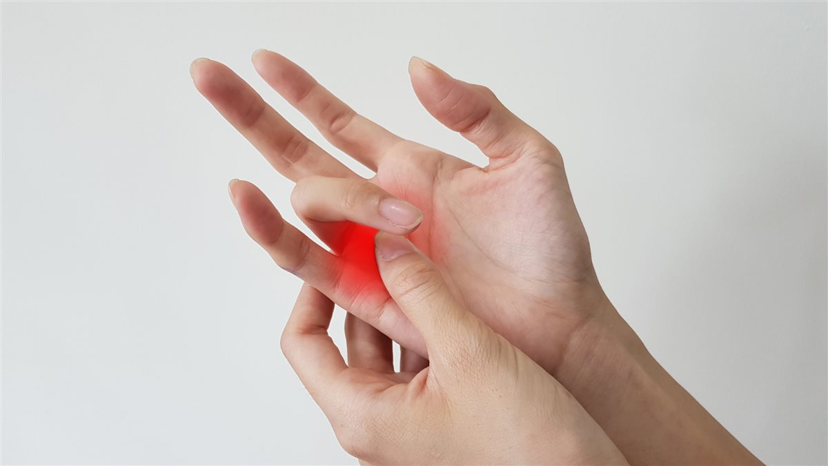أعراض وأسباب إصبع الزناد وطرق العلاج&nbsp;